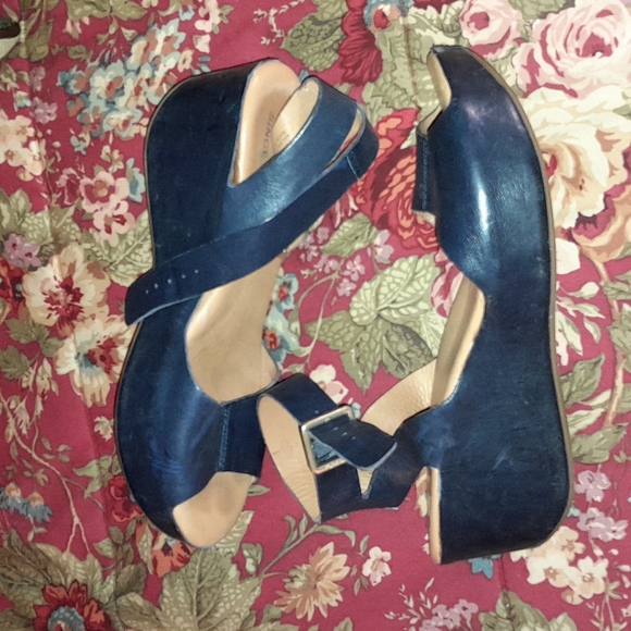 🌺NAVY LEATHER WEDGES - Picture 2 of 7